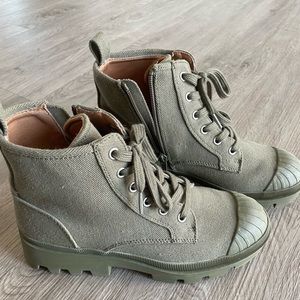 Universal Thread lugsole booties